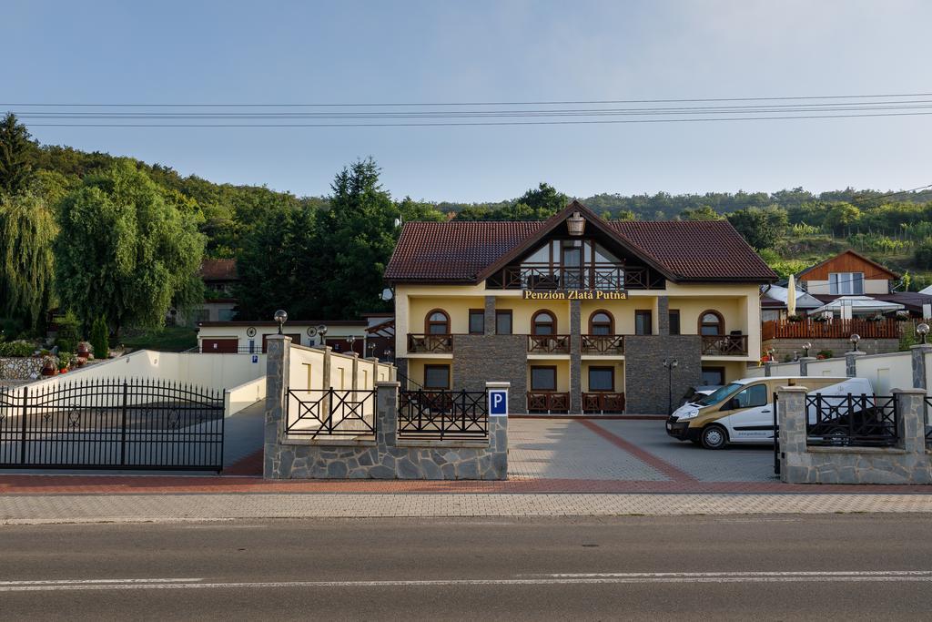 Tokaj Zlata Putna - Restaurant & Pension Vinicky Exterior photo